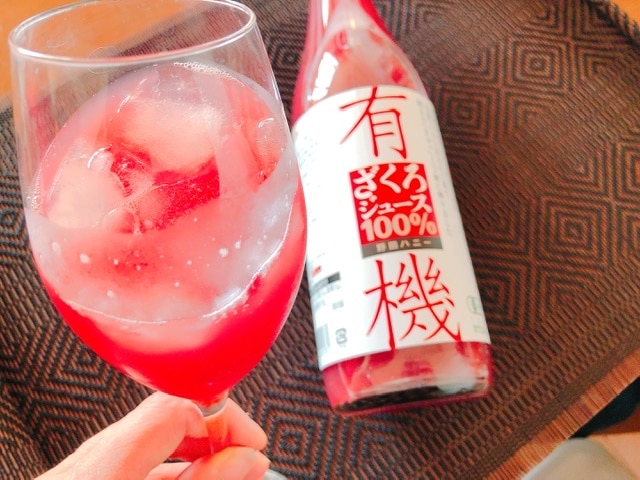 野田ハニーザクロジュースグラスと瓶の写真