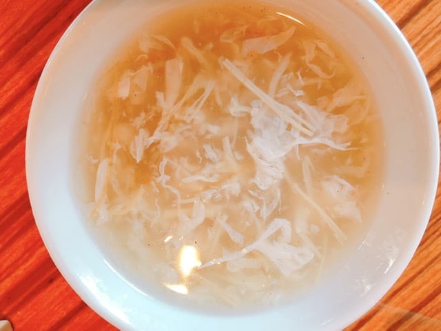 重慶飯店ふかひれのスープの写真