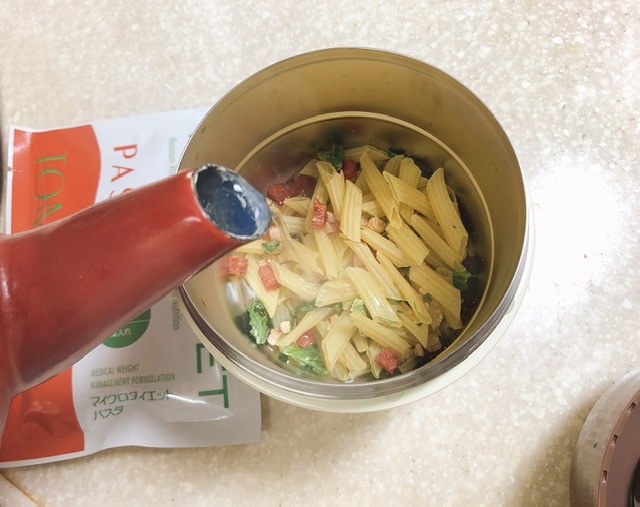 マイクロダイエットのトマトパスタにお湯を入れている写真