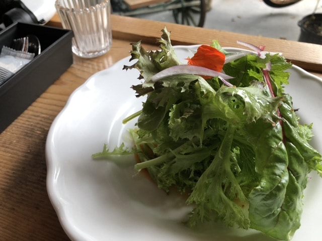ミヨンカフェのサラダの写真